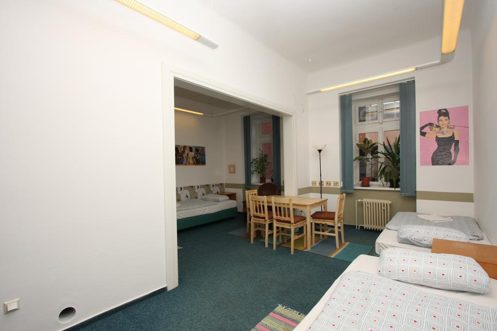 Charles Square Hostel Πράγα Δωμάτιο φωτογραφία